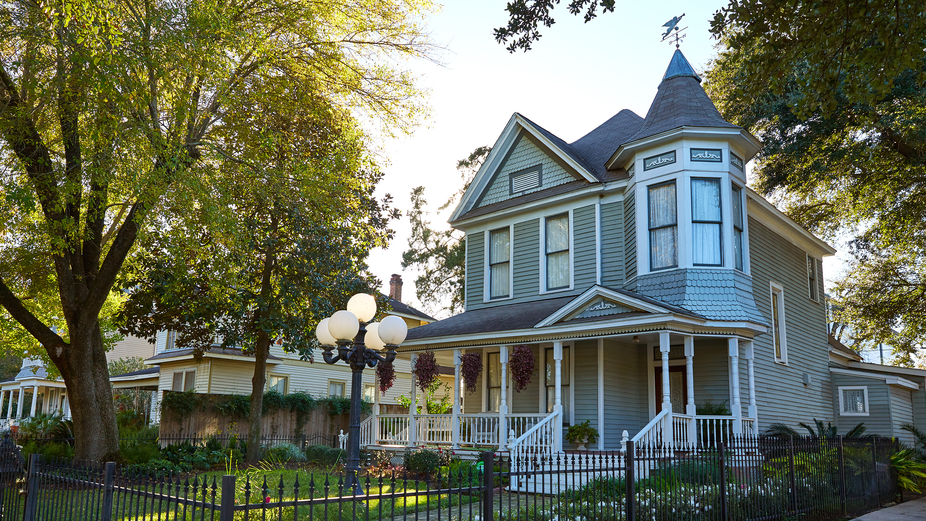 Lonestar Key Master – Professional locksmith services in The Heights neighborhood, Houston, Texas, featuring a historic Victorian-style home. 24/7 locksmith solutions.